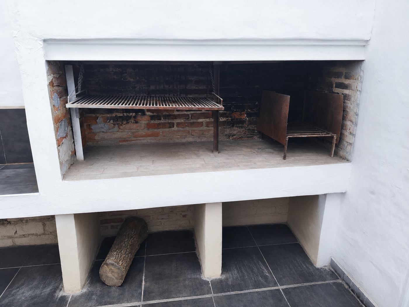 Parrilla de ladrillo con leña